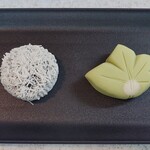 越後屋若狭 - 左:卯の花餅　右:青楓