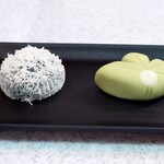 越後屋若狭 - 左:卯の花餅　右:青楓