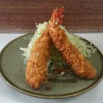 とんかつ美よし - 海老フライ定食　850円。ぷりぷりの大振りの海老フライが2尾。ご主人曰く、ほぼ儲けなしの赤字メニューとか。とんかつ美よしさんで、とんかつ類を食した方は一度は味わっていただきたいメニューです。