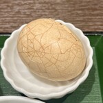 馬子禄 牛肉面 - 茶玉　漫画で見る恐竜の卵のような風合い