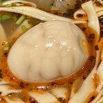馬子禄 牛肉面 - 茶玉の殻を剥いてトッピング