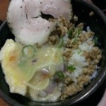 麺や而今 - 鶏そぼろごはんに濃厚トリトン蟹スープぶっかけ(2015/3)