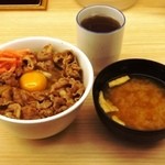 松屋 - 生たまごかけご飯牛丼は、やっぱ最高。味噌汁も有り難いです。