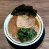 家系ラーメン王道家直伝 との丸家 - ラーメン並950円