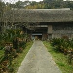 まずはどっしりとした長屋門が出迎えてくれます。