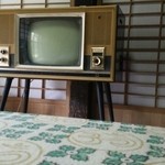 お食事場所にあったレトロなテレビ。半端無い情緒感を引き出します。