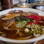 ながい - 黒いスープに太目のストレート麺