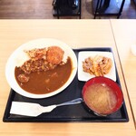 築地銀だこハイボール酒場 - 料理写真:■ カレーライス、580円
■ ライス 小盛り、0円
■ トッピング:タレかつ、100円
■ トッピング:唐揚げ、80円
■ トッピング:豚バラ焼き 5枚、250円