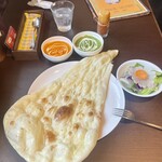 ナマステ - 料理写真:とびきり美味しい大きなナン！Bセットはコレにドリンク付きです