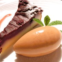 CINQ - <'15/03/14撮影>デザート盛合せセット 1080円 のブルーベリーのクラフティとキャラメルアイスクリーム