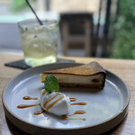 HAGI CAFE  - ラム漬け無花果のチーズケーキ、グリーンタイムレモネード