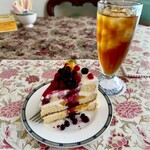 北浜レトロ - ケーキは山盛りベリーショート