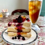 北浜レトロ - ケーキは山盛りベリーショート