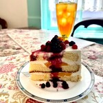 北浜レトロ - ケーキは山盛りベリーショート