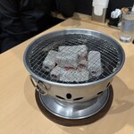 炭火焼肉 萬まる - 炭火焼肉の開始前の静けさ(´･_･`)