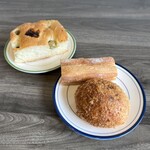 リュヌシアン - 料理写真:・オリーブ&セミドライトマトのふんわりフォカッチャ
・ヘルシーカレーパン
・あんバターフランス
