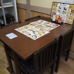 お食事処おさない - 店内（テーブル席）