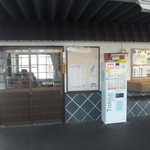 信州生そば - 外観。大糸線ホーム上にあります。