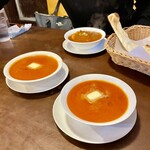 ビハニ - バターチキン（左）バターエビ（右）ミックスシーフード（奥）