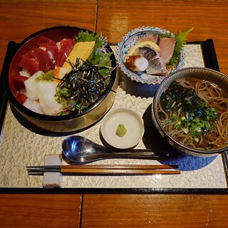 キッチン トット - 料理写真:待てずにコチラがお高めなメニューを勝手に選択し、皆

●日替わりランチ
天然生本まぐろ山掛け鉄火丼ランチ　上定食　2,000円

●ご飯大盛り　＋70円

合計　2,070円　を注文してみてる