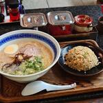 ふくちゃん - 「半チャーハンセット」780円（ラーメンはとんこつをセレクト）。奥は無料トッピングの豆板醤・紅生姜・辛子高菜〔2026-05〕