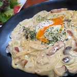 バレーナ - モッツァレラクリームパスタ温卵添え
      新鮮な無農薬野菜も抜群！