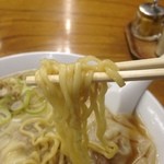 麺は中太ちぢれ麺