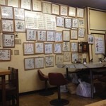 壁一面に著名人のサインがぎっしり貼ってあります！