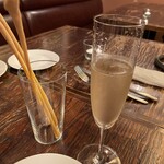 ICARO miyamoto - 乾杯のスパークリングにグリッシーニ:端が平たくなっており独特◯