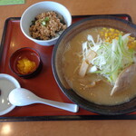 和風レストランまるまつ - 2026年4月30日　辛味噌ラーメン＋ミニ鶏そぼろ丼