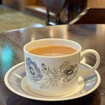 レ・ザンジュ - アールグレイ（ミルク）
カップ&ソーサーはWEDGWOOD製