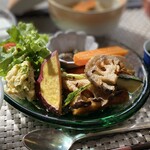 ガーデンあずみ野 - 料理写真:このひと皿に信州産野菜がたっぷり！
醤油豆、安曇野産野菜たちの素揚げと
下に潜んでいたテンペのあんかけ仕立てが
めちゃんこウマウマ！