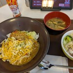 すき家 - 料理写真:チーズキーマカレー丼（並）、サラダセット、温玉がない