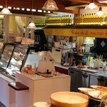 キャナリィロウ - にぎわいのある南仏をイメージした店内