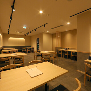 明るい店内と広々とした空間