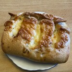 グレンドール - 料理写真:Wチーズのくるみ塩パン２７０円。  クリームチーズ入りフィリングのまろやかな甘さとチーズの塩味の甘じょっぱいパンです。