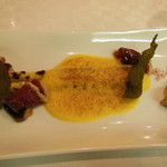 ポエシア - 香川産ホワイトアスパラを桜の香りのサバイヨンで香ばしく 自家製鴨の生ハムを添えて
      