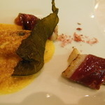 ポエシア - 香川産ホワイトアスパラを桜の香りのサバイヨンで香ばしく 自家製鴨の生ハムを添えて
      