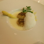 ポエシア - 香川産ホワイトアスパラガスのスープ カルダモン風味 帆立貝柱のセルフィーユパン粉焼き
      