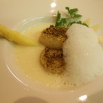 ポエシア - 香川産ホワイトアスパラガスのスープ カルダモン風味 帆立貝柱のセルフィーユパン粉焼き
      