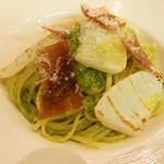 ポエシア - フレッシュ紋甲烏賊の軽いグリエと生ハムのルッコラペーストのバベッティーネ
      