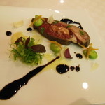 ポエシア - 根室産蝦夷鹿ロースとフォアグラのロースト 木の芽とオレンジの香り
      