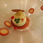 ポエシア - ショコラブランのムースとキャラメルのグラス 〜薔薇と苺のマリアージュ〜
      