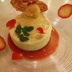 ポエシア - ショコラブランのムースとキャラメルのグラス 〜薔薇と苺のマリアージュ〜
      