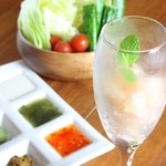 串かつ 団 - ６種類の手作りソースと新鮮野菜と食後のデザート（日替わり） 