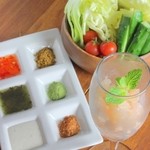 Kushikatsu Dan - ６種類の手作りソースと新鮮野菜と食後のデザート（日替わり） 