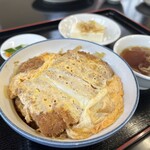 自由軒 - カツ丼880円