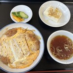 自由軒 - 冷奴とかお新香までちゃんと付いてます