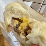丑丑豚まん - からしを塗って、いただきま〜す