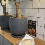 丑丑豚まん - 壁際カウンター席に座って